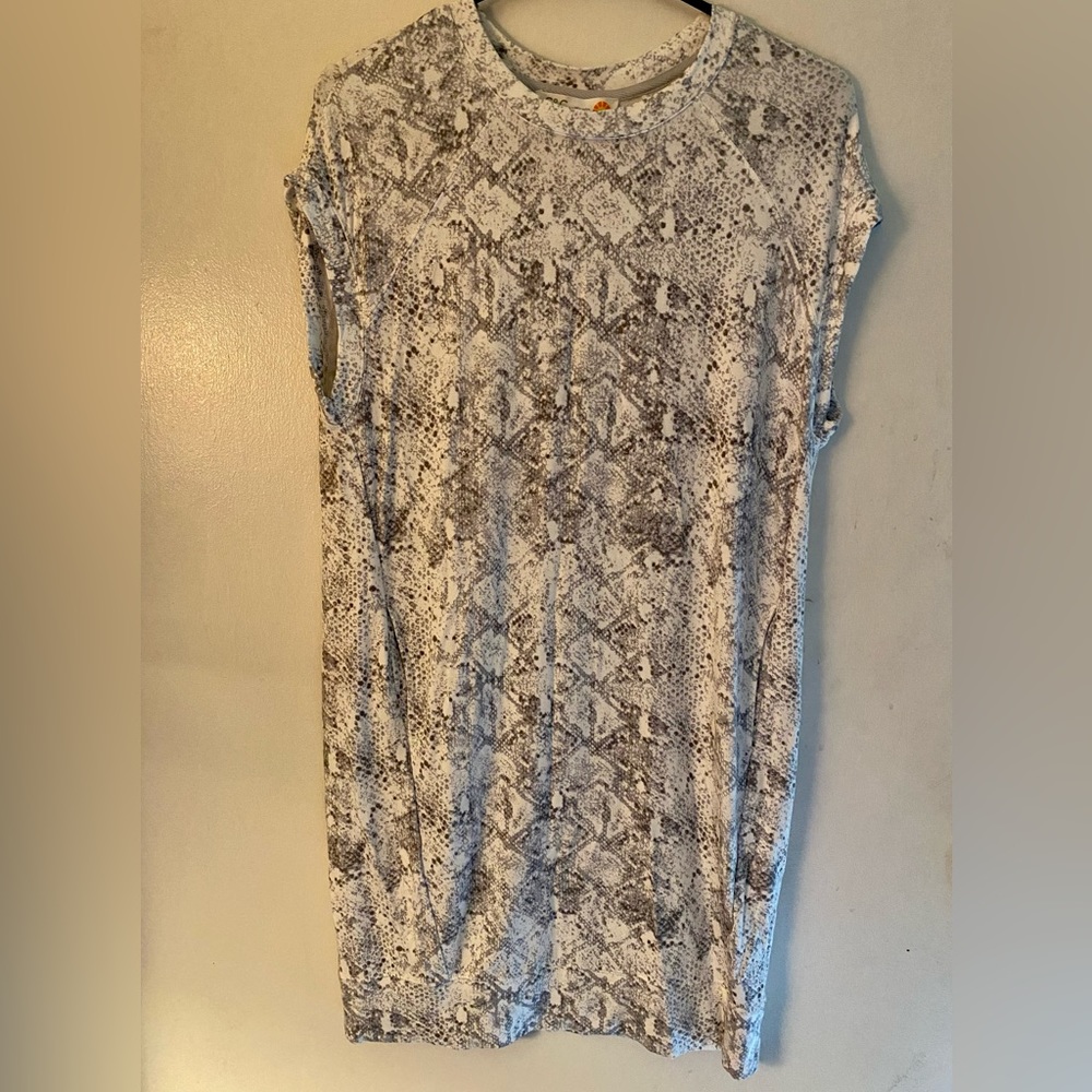 C&C California snake pattern shift dress with cap sleeves and pockets. XS.